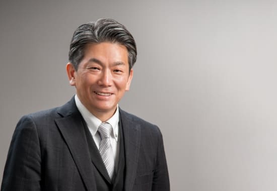 笑顔のスーツ姿の男性