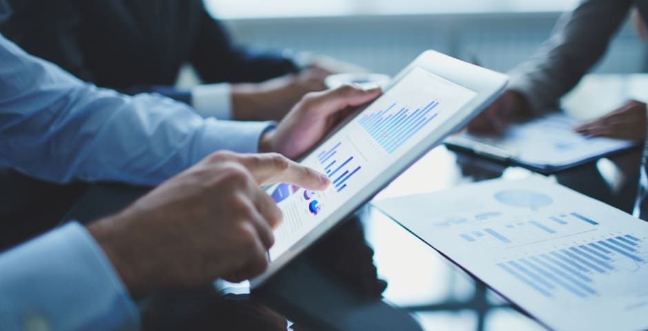 タッチパネルでグラフを分析している様子