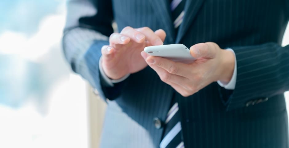 スマホを持つスーツ姿の男性